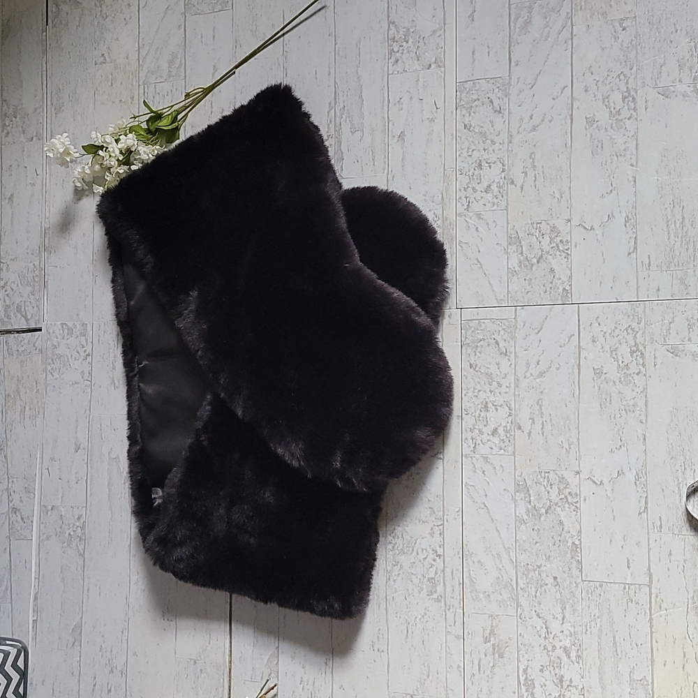 Faux fur shrug. Black. One size